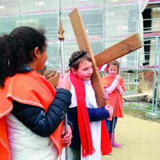 Chemin de Croix avec les enfants pendant le week-end Préparer Pâques en famille