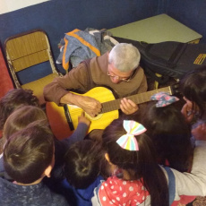 Frère Philippe avec les enfants du Morro