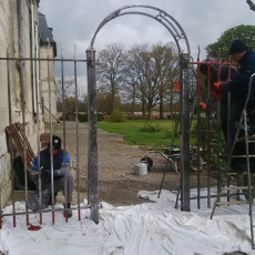 Aile de Gresves - Décapage et mise en peinture des grilles donnant accés au (...)