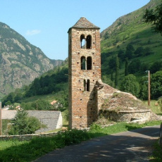 Les belles ruines de l'église romane de Mérens les Vals