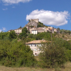 Grand jeu dans village en ruines