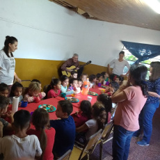 Activité avec les enfants du bidonville le Morro