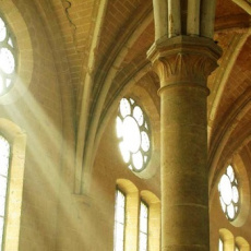 Lumière à travers les vitraux de la Grande chapelle
