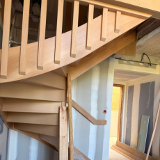 Escalier menant à la mezzanine
