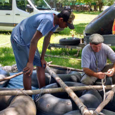 Frère Mariano confectionnant un radeau pour naviguer sur l'Uruguay