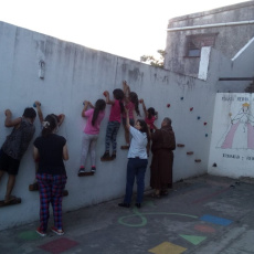 Jeux d'escalade dans le bidonville El Morro