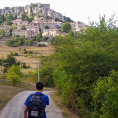 Grand jeu dans village en ruines