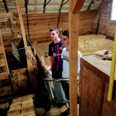 Visite d'une ferme, traite des chèvres
