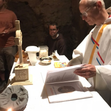 Célébration de la messe dans les catacombes