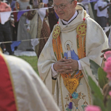 Père Eric à Notre Dame de France