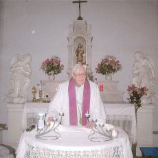 Père Caffray célébrant dans la chapelle de Notre-Dame des Bois