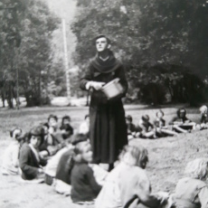 Père Roger Caffray avec les jeunes du Prieuré Saint Joseph 750 par 1000