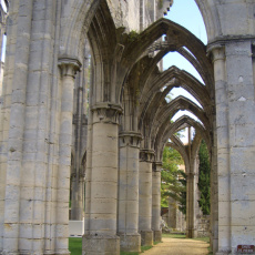 Sous les chapelles rayonnantes