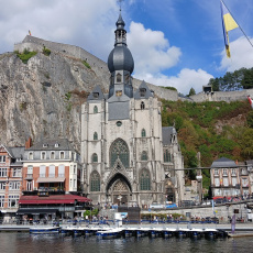 Eglise de Dinant au bord de la Meuse 7000 par 750 1000121137
