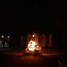 Feu de la veillée pascale dans les ruines de l'Abbaye