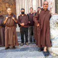 Les frères devant la cathédrale Embrun