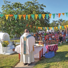 Messe après restauration de la grotte de Marie Reine au Morro