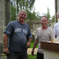 Le conducteur de l'engin avec frère Jean-Pierre et M. de Vésian