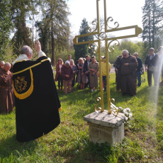 Prière devant le calvaire - 25 ans du retour à Dieu des frères