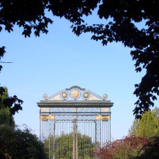 La grille vue du parc de l'abbaye