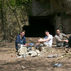 Déjeuner devant l'entrée des grottes