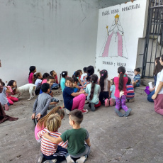 Prière avec les enfants du bidonville le Morro