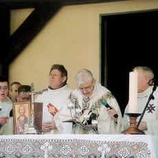 Célébration devant la chapelle de Notre-Dame des Bois