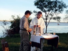 Messe lors d un camp scout devant le fleuve Uruguay