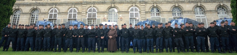 Père Laurent Marie et les gendarmes