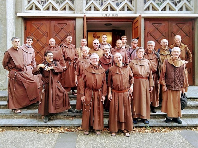 La communauté devant l'église du Drouot